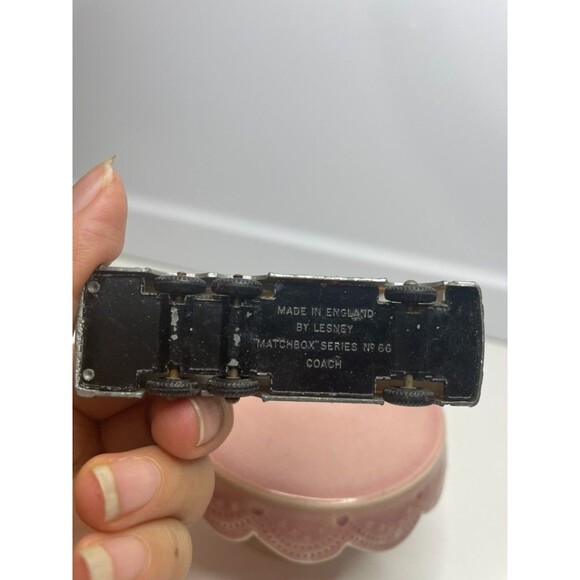 VINTAGE MATCHBOX LESNEY NO. 66 GREYHOUND COACH BUS - Picture 6 of 7